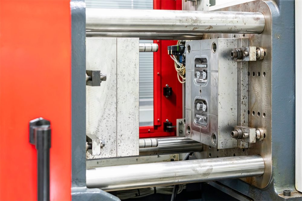 High pressure die casting mold and machine setup